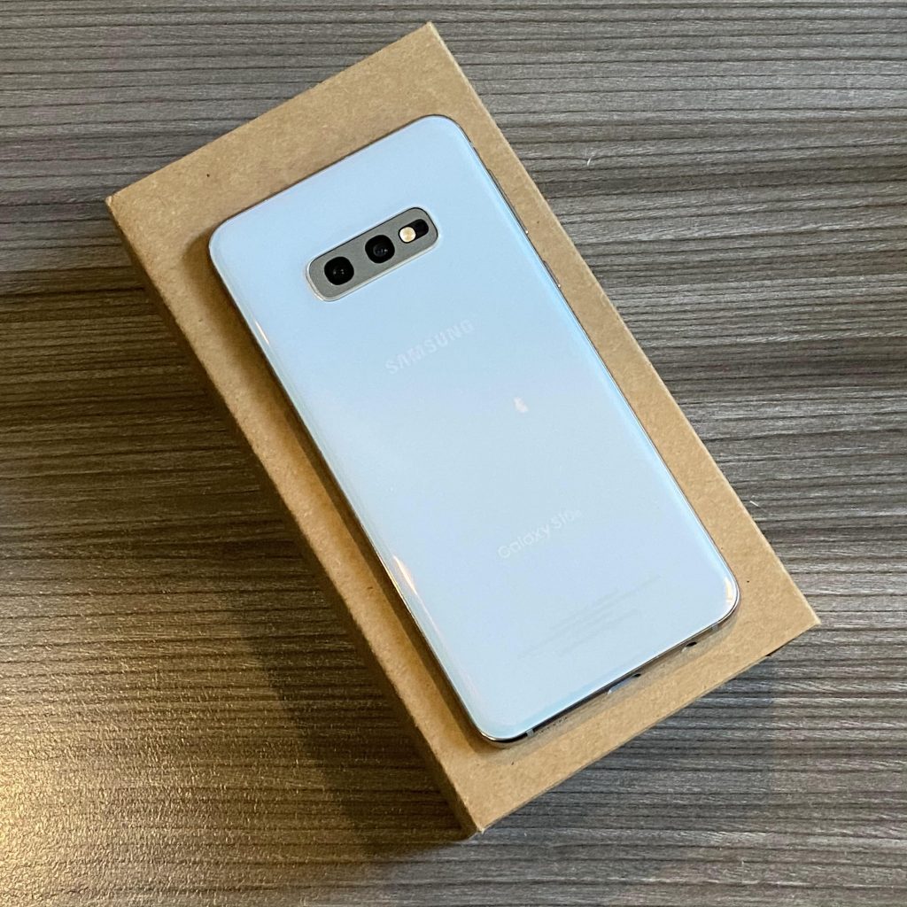 samsung galaxy s10e mobile phone