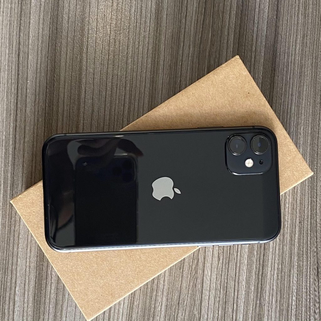 iPhone 11 ブラック 128 GB au+crysperfumaria.com.br